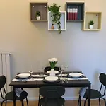 Metro Lodi Apartment